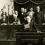 Ο πρωθυπουργό Ελευθέριος Βενιζέλος από το βήμα της (Παλαιάς) Βουλής διαβάζει τις προγραμματικές δηλώσεις της νέας κυβέρνησης, 17 Οκτωβρίου 1928. Εθνικό Ιστορικό Μουσείο - Ιστορικά Αρχεία